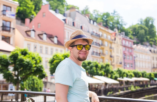 Hombre guapo joven en la vieja ciudad europea viajero verano gente y concepto de viaje