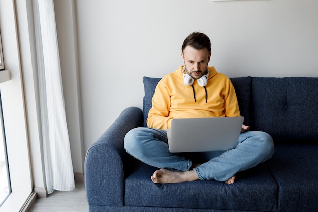 hombre guapo con laptop en casa