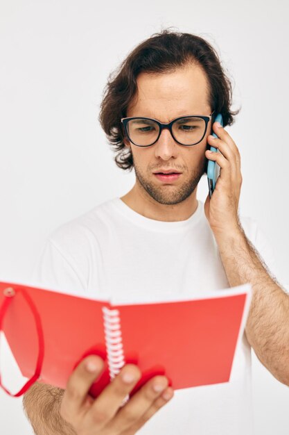 Hombre guapo libreta roja comunicación telefónica Estilo de vida inalterado