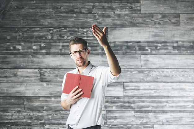 Hombre guapo con libro