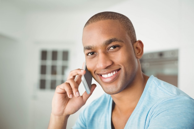 Hombre guapo con llamada telefónica en casa