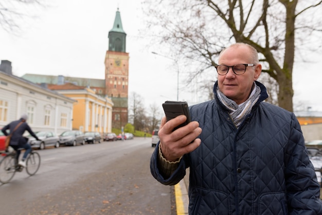 Hombre guapo maduro disfrutando de la vida en la ciudad de Turku, Finlandia