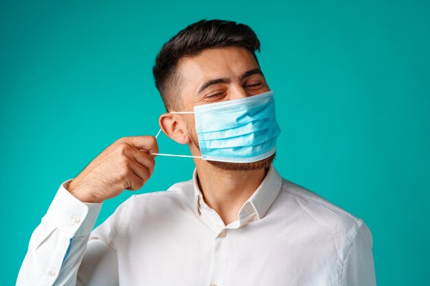 Hombre guapo con mascarilla médica