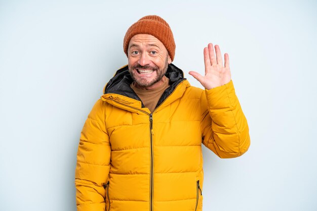 Hombre guapo de mediana edad. concepto de clima frío