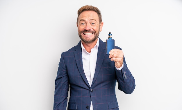 Hombre guapo de mediana edad que parece feliz y gratamente sorprendido fumando vaporizador concepto