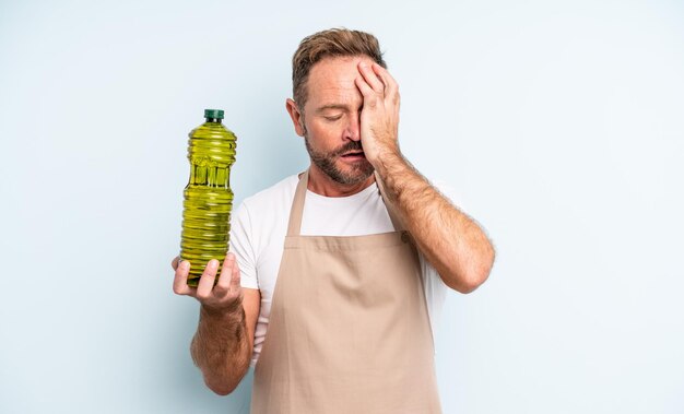 Hombre guapo de mediana edad que se siente aburrido, frustrado y con sueño después de un cansancio. concepto de aceite de oliva