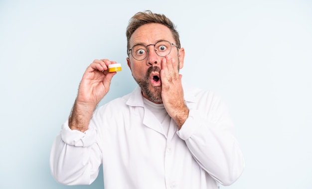 Hombre guapo de mediana edad que se siente conmocionado y asustado. concepto de lentes de contacto