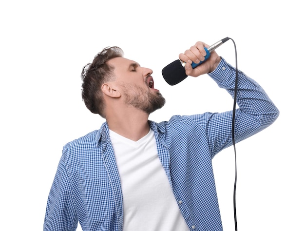 Hombre guapo con micrófono cantando sobre fondo blanco.