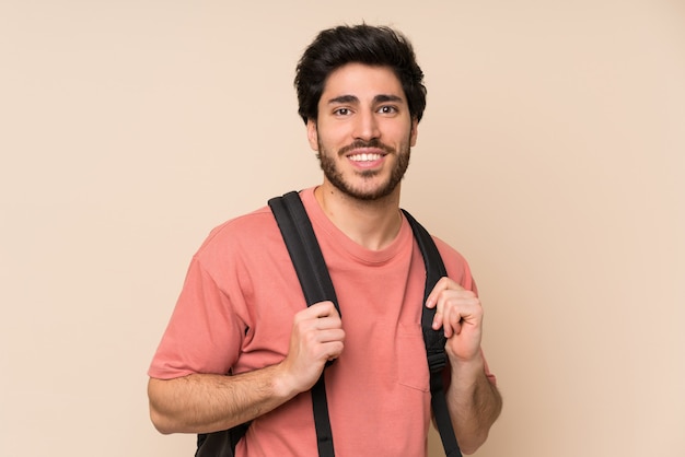 Hombre guapo con mochila