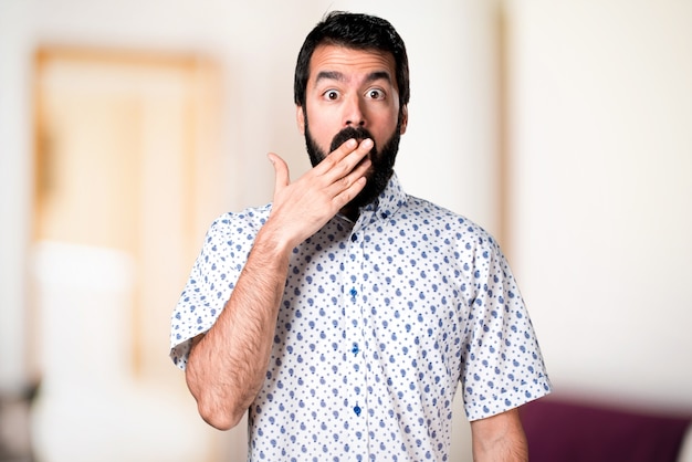 Hombre guapo morena con barba haciendo gesto de sorpresa