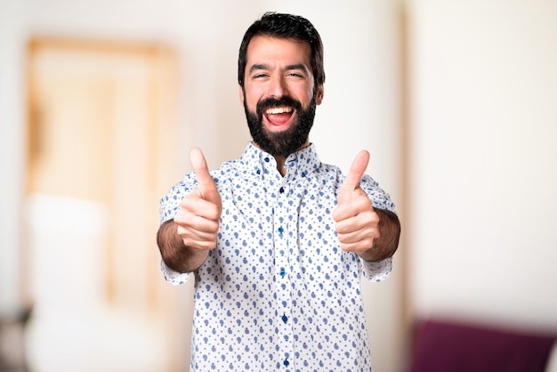 Foto hombre guapo morena con barba con el pulgar arriba