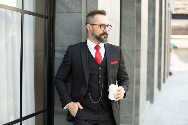 Hombre guapo morena barbudo en camisa negra