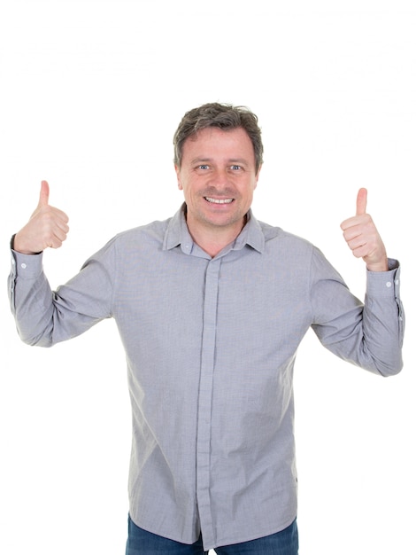 Foto hombre guapo mostrando los pulgares para arriba con ambas manos y sonriendo a la cámara mientras posa aislado