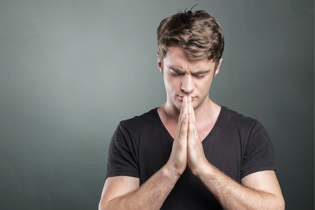 Hombre guapo muy cansado, preocupado e infeliz aislado en el fondo