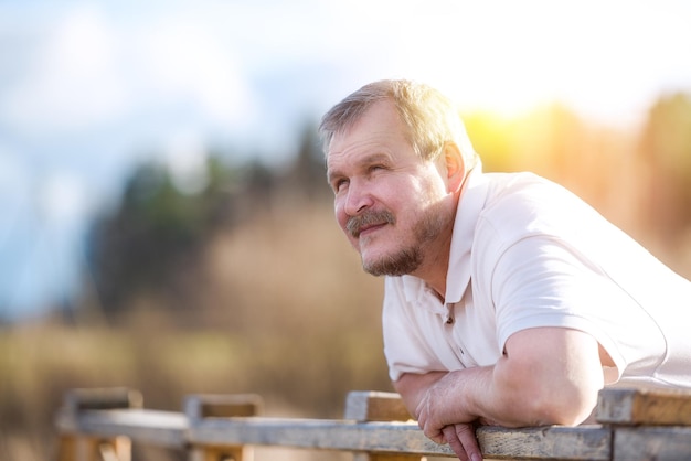 Hombre guapo en la naturaleza sonríe