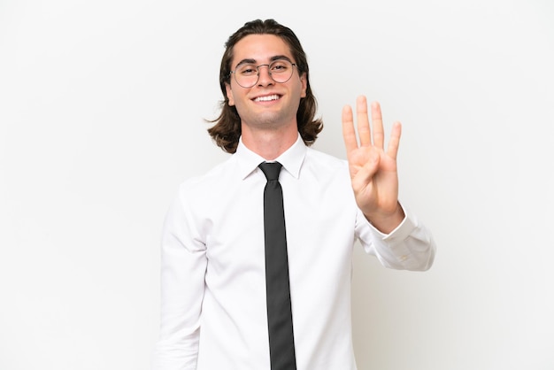 Hombre guapo de negocios aislado sobre fondo blanco feliz y contando cuatro con los dedos