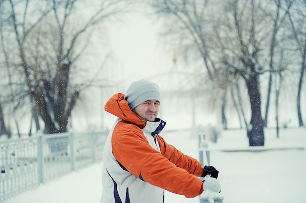 Hombre guapo en la nieve del invierno