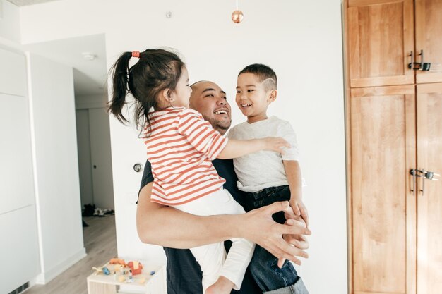 Foto hombre guapo pasando tiempo en casa con su linda hijita feliz día del padre