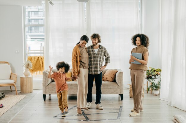 Foto hombre guapo pasando tiempo en casa con su linda hijita feliz día del padre