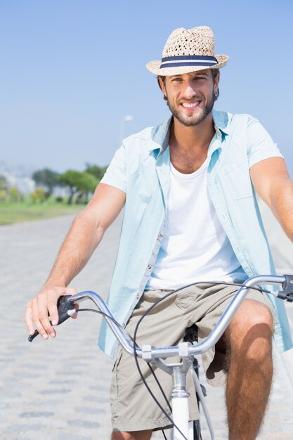 Hombre guapo en un paseo en bicicleta