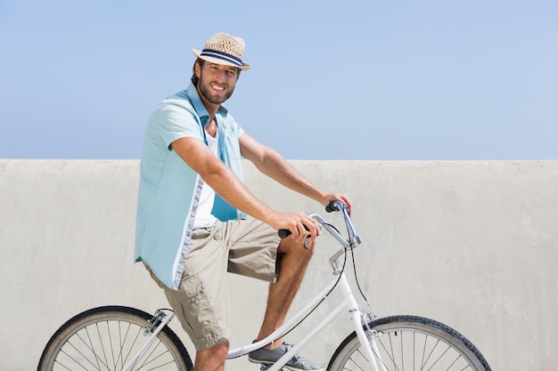 Hombre guapo en un paseo en bicicleta