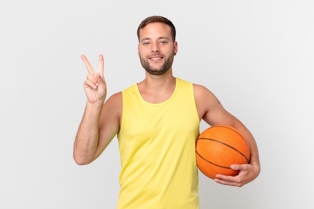 Hombre guapo con una pelota de baloncesto