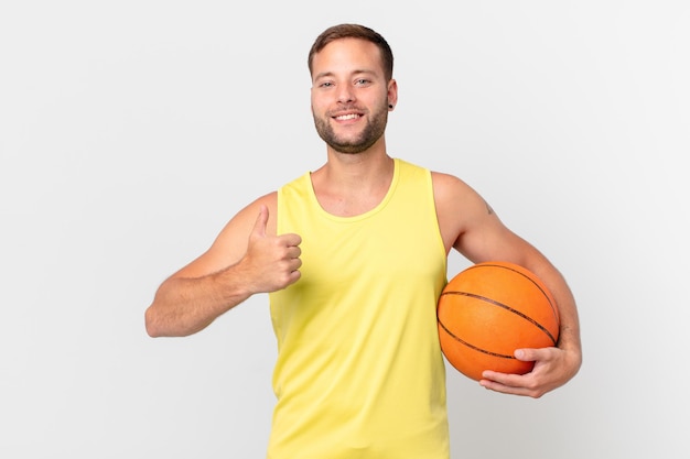 Hombre guapo con una pelota de baloncesto