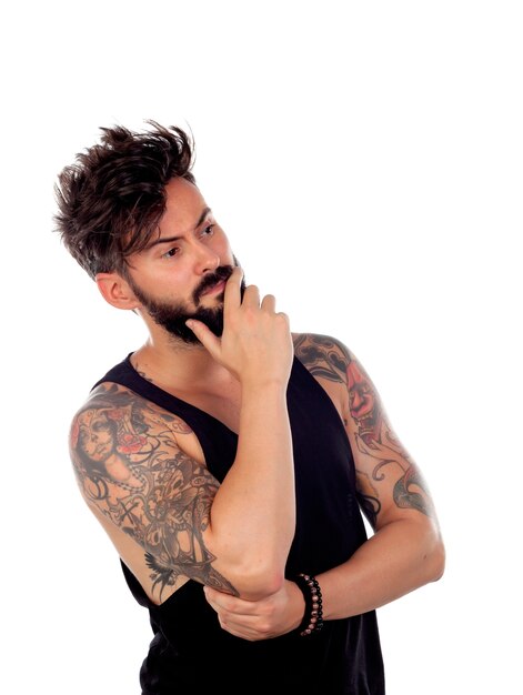 Hombre guapo pensativo con tatuajes