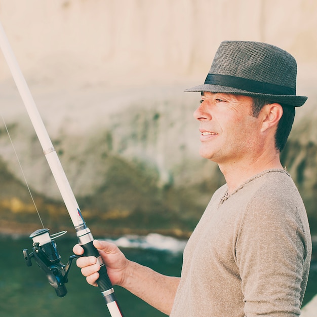 Hombre guapo pescando durante su día libre