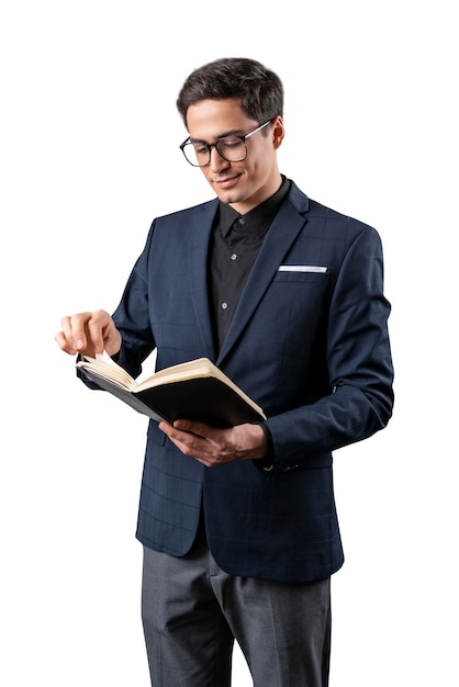 Hombre guapo de pie en gafas leyendo libro aislado
