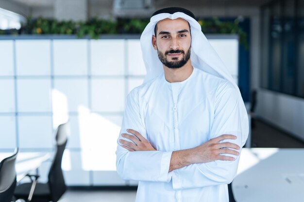 Hombre guapo con plato dasha trabajando en su oficina comercial de Dubai