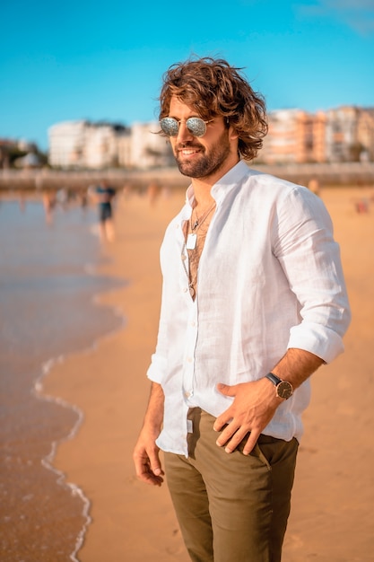 Hombre guapo, en la playa