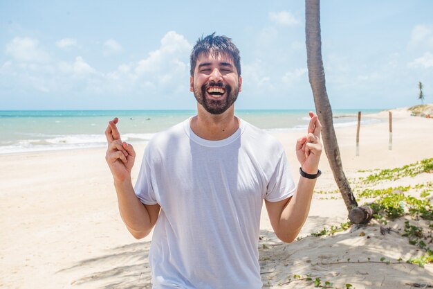 Hombre guapo en la playa