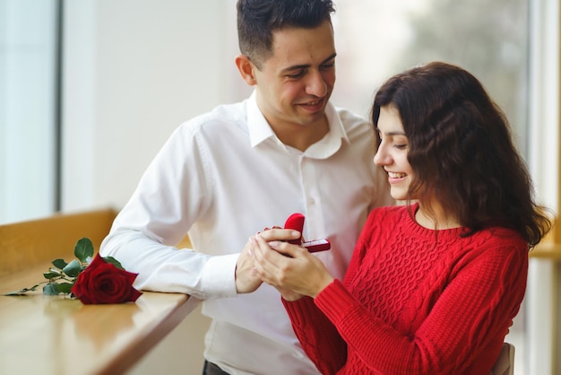 Hombre guapo proponiendo a una mujer hermosa que se case con él en el restaurante Concepto de celebración del día de San Valentín