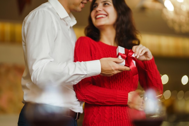 Hombre guapo proponiendo a una mujer hermosa que se case con él en el restaurante Concepto de celebración del día de San Valentín