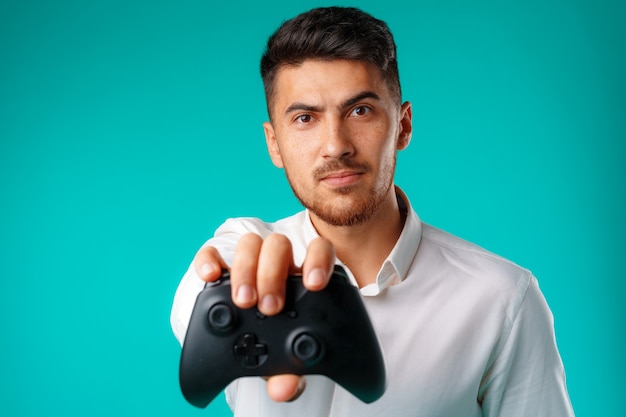 Hombre guapo de raza mixta con joystick de videojuegos