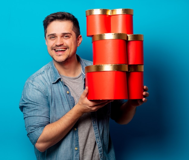 Hombre guapo con regalos rojos