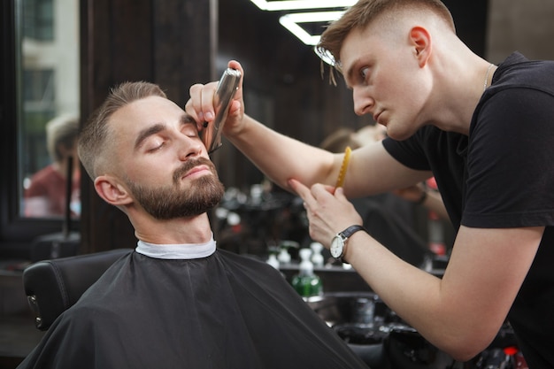 Hombre guapo relajado en una barbería