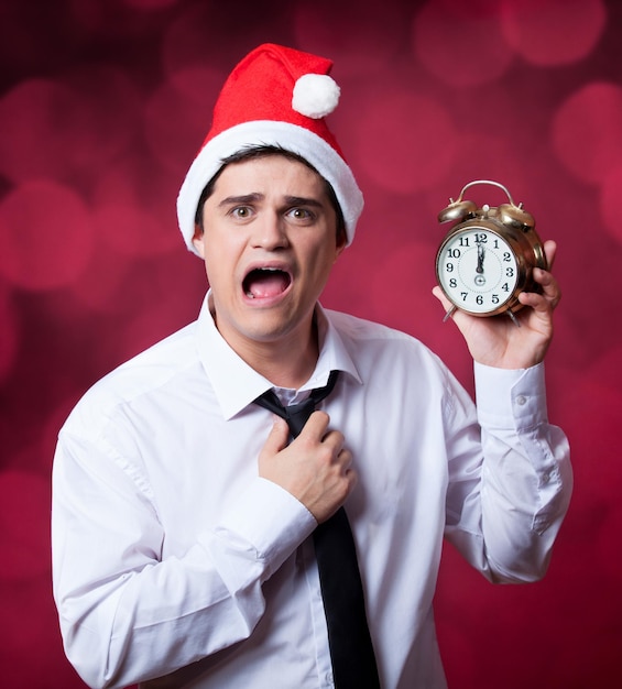 Hombre guapo con reloj. Disparo de estudio.