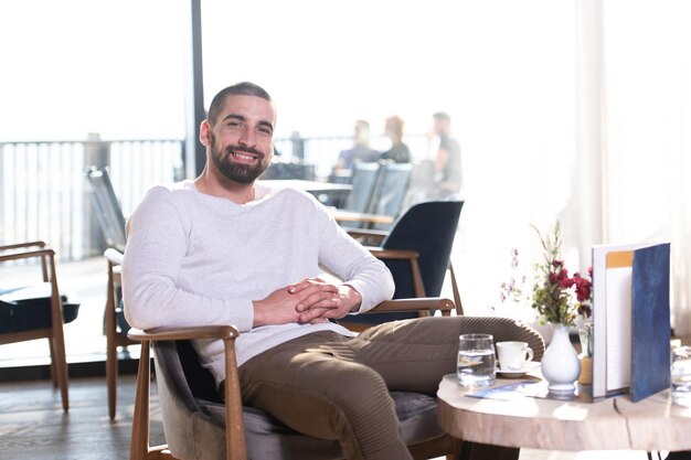 hombre guapo en un restaurante