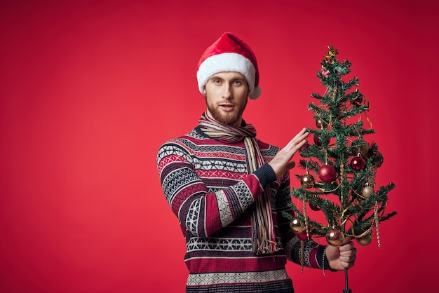 Hombre guapo con ropa de Año Nuevo decoración de Navidad fondo aislado foto de alta calidad