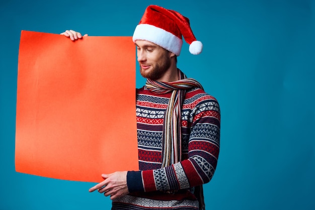 Hombre guapo en ropa de Año Nuevo publicidad copia espacio aislado fondo