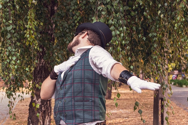 Hombre guapo en ropa steampunk