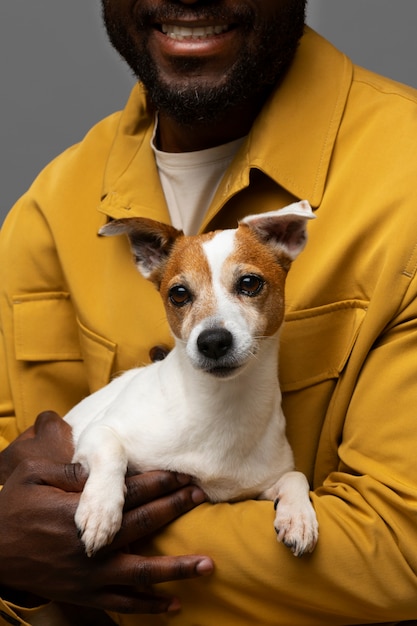 Foto hombre guapo y sensible con perro