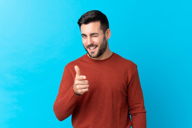 Hombre guapo sobre pared