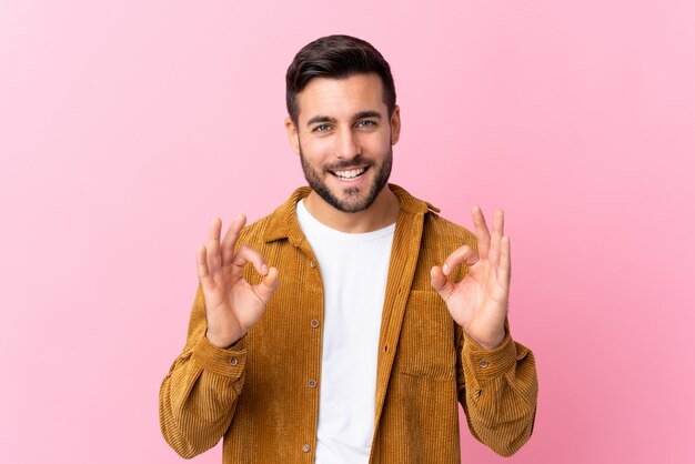 Hombre guapo sobre pared