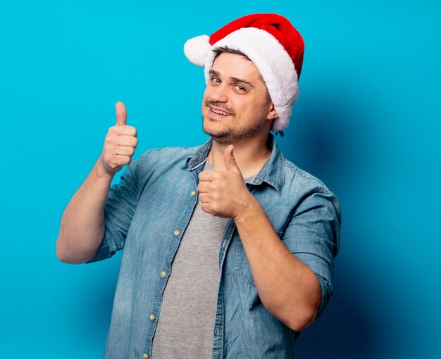 Hombre guapo con sombrero de Navidad