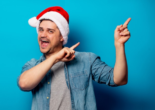 Hombre guapo con sombrero de Navidad