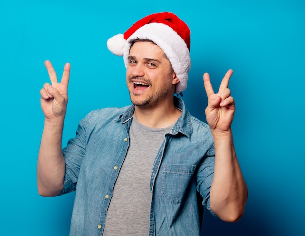 Hombre guapo con sombrero de Navidad