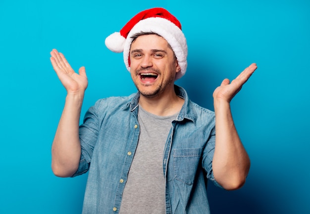 Hombre guapo con sombrero de Navidad